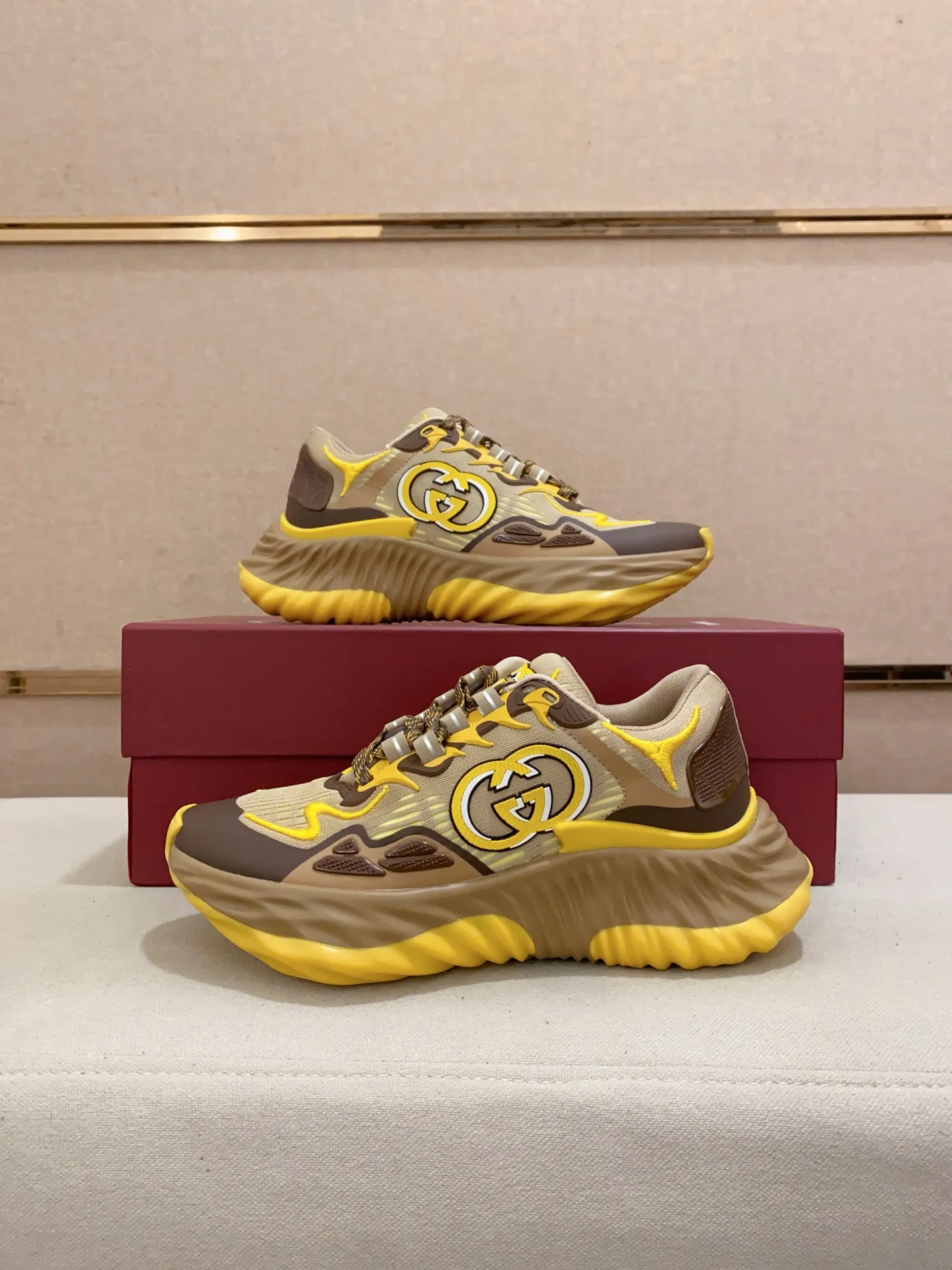 Men's shoes💰: 840💰High version of Gucci series couple's thick-soled sneakers! Gucci Gucci wave shoes Gucci's new designer has brought a new design, with a more comfortable foot feel and a new wave design. GUCCI's new Ripple wave shoes have an upper made of soft nappa leather and mesh. The foamed TPU midsole provides excellent comfort and feels like falling into the clouds. This new sports shoe adopts a thick-soled design, with a stitched leather upper and mesh, showing a full sense of technology. The two major brand logo details, the 3D-effect interlocking Double G leather patch and the Gucci letter metal hardware, inject a dazzling texture into the overall design. These shoes are crafted from silver metallic leather. Silver metallic leather, leather piping mesh details, Gucci lettering metal hardware, interlocking double G patch, lightweight rubber sole, top stitching and comes with a pair of shoelaces. Size: Women's 35-40 (can be customized to 34.41).        Male 39-44 (38.45 can be customized).
